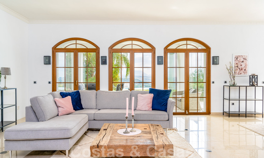 Élégante villa espagnole de luxe à vendre sur un grand terrain à Mijas, Costa del Sol 38960