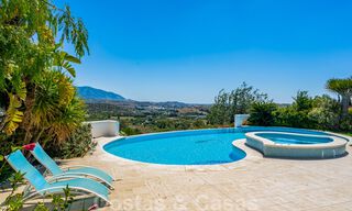 Élégante villa espagnole de luxe à vendre sur un grand terrain à Mijas, Costa del Sol 38975 