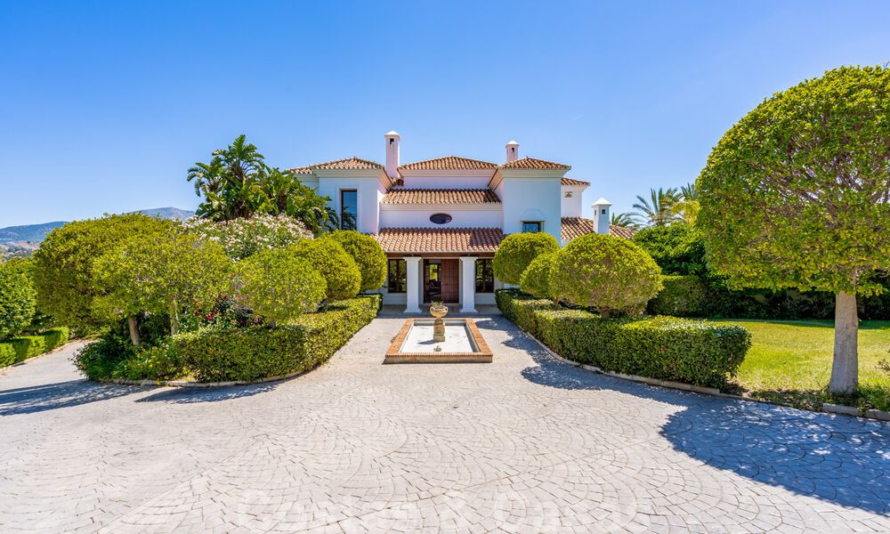 Élégante villa espagnole de luxe à vendre sur un grand terrain à Mijas, Costa del Sol 38980