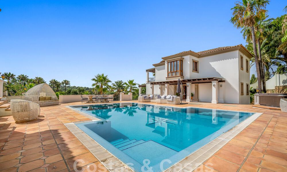 Vente d'une propriété majestueuse et royale avec des logements pour invités et une intimité totale, entourée de terrains de golf à Benahavis - Marbella 55929