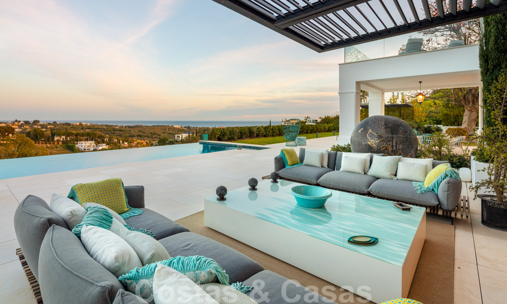 Prestigieuse villa méditerranéenne contemporaine à vendre, en première ligne du golf dans une resort de cinq étoiles à Benahavis - Marbella 39040