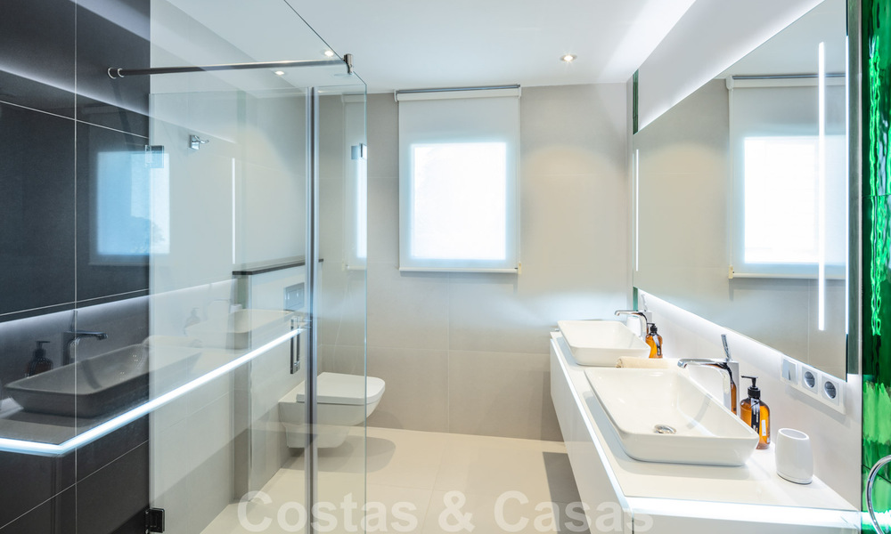 Villa de luxe contemporaine, très bien située, à vendre dans un quartier résidentiel sécurisé, au bord du golf de Las Brisas, à Nueva Andalucia, Marbella 39046