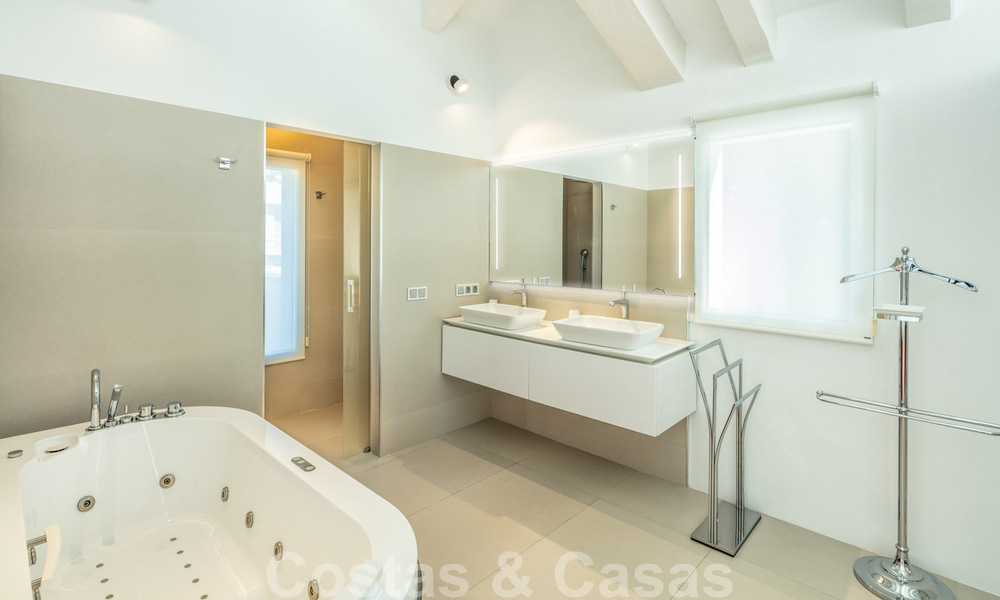 Villa de luxe contemporaine, très bien située, à vendre dans un quartier résidentiel sécurisé, au bord du golf de Las Brisas, à Nueva Andalucia, Marbella 39049