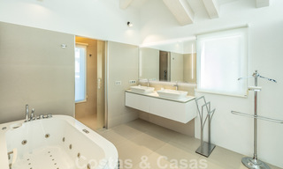 Villa de luxe contemporaine, très bien située, à vendre dans un quartier résidentiel sécurisé, au bord du golf de Las Brisas, à Nueva Andalucia, Marbella 39049 
