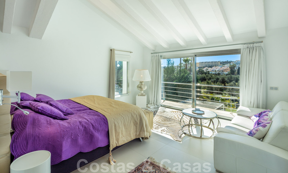Villa de luxe contemporaine, très bien située, à vendre dans un quartier résidentiel sécurisé, au bord du golf de Las Brisas, à Nueva Andalucia, Marbella 39050