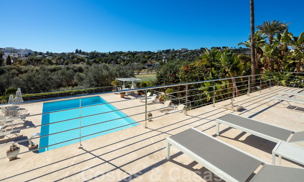 Villa de luxe contemporaine, très bien située, à vendre dans un quartier résidentiel sécurisé, au bord du golf de Las Brisas, à Nueva Andalucia, Marbella 39053