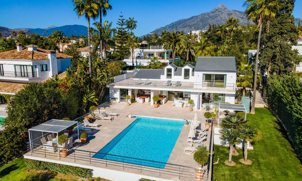 Villa de luxe contemporaine, très bien située, à vendre dans un quartier résidentiel sécurisé, au bord du golf de Las Brisas, à Nueva Andalucia, Marbella 39054