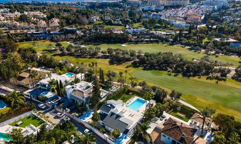 Villa de luxe contemporaine, très bien située, à vendre dans un quartier résidentiel sécurisé, au bord du golf de Las Brisas, à Nueva Andalucia, Marbella 39056