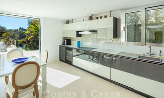 Villa de luxe contemporaine, très bien située, à vendre dans un quartier résidentiel sécurisé, au bord du golf de Las Brisas, à Nueva Andalucia, Marbella 39059 