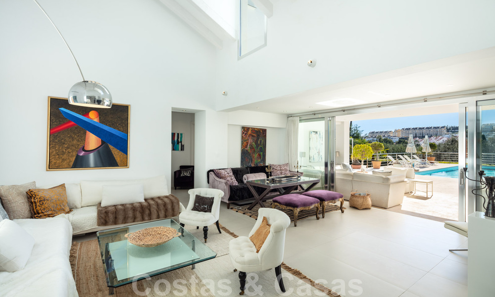 Villa de luxe contemporaine, très bien située, à vendre dans un quartier résidentiel sécurisé, au bord du golf de Las Brisas, à Nueva Andalucia, Marbella 39060