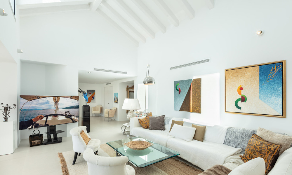 Villa de luxe contemporaine, très bien située, à vendre dans un quartier résidentiel sécurisé, au bord du golf de Las Brisas, à Nueva Andalucia, Marbella 39061
