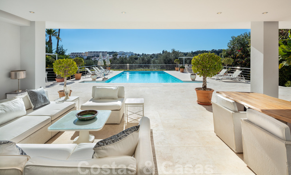 Villa de luxe contemporaine, très bien située, à vendre dans un quartier résidentiel sécurisé, au bord du golf de Las Brisas, à Nueva Andalucia, Marbella 39062