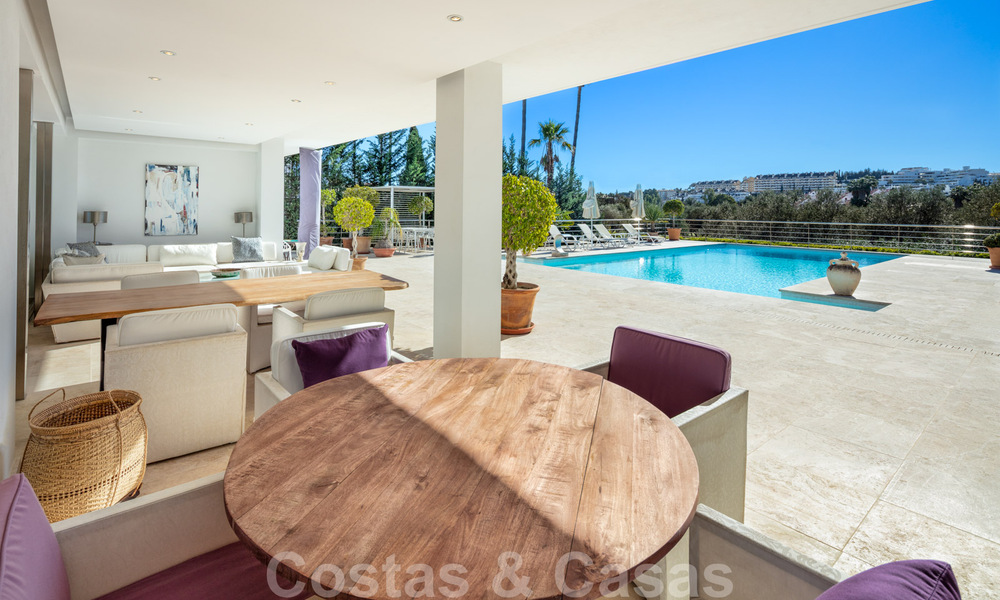 Villa de luxe contemporaine, très bien située, à vendre dans un quartier résidentiel sécurisé, au bord du golf de Las Brisas, à Nueva Andalucia, Marbella 39063