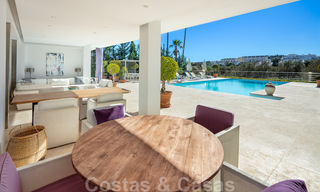 Villa de luxe contemporaine, très bien située, à vendre dans un quartier résidentiel sécurisé, au bord du golf de Las Brisas, à Nueva Andalucia, Marbella 39063 