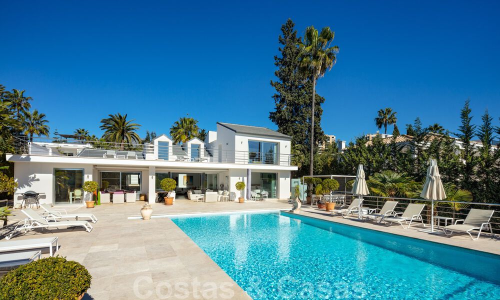 Villa de luxe contemporaine, très bien située, à vendre dans un quartier résidentiel sécurisé, au bord du golf de Las Brisas, à Nueva Andalucia, Marbella 39064