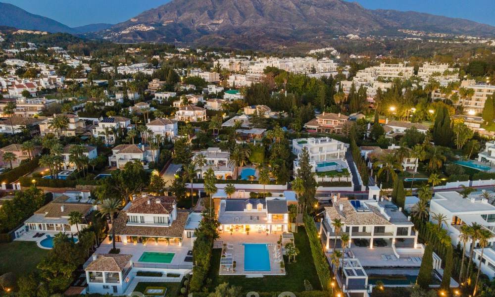 Villa de luxe contemporaine, très bien située, à vendre dans un quartier résidentiel sécurisé, au bord du golf de Las Brisas, à Nueva Andalucia, Marbella 39066