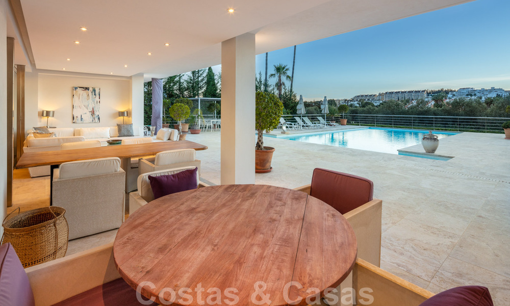 Villa de luxe contemporaine, très bien située, à vendre dans un quartier résidentiel sécurisé, au bord du golf de Las Brisas, à Nueva Andalucia, Marbella 39068