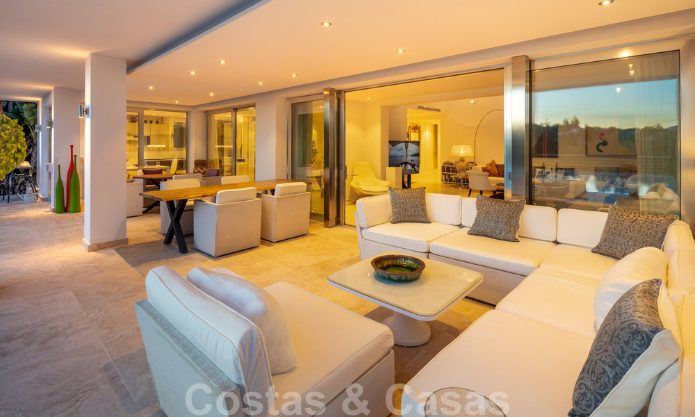 Villa de luxe contemporaine, très bien située, à vendre dans un quartier résidentiel sécurisé, au bord du golf de Las Brisas, à Nueva Andalucia, Marbella 39069