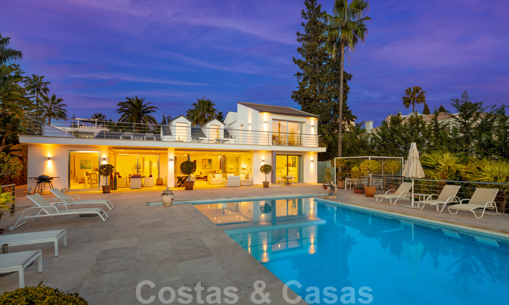 Villa de luxe contemporaine, très bien située, à vendre dans un quartier résidentiel sécurisé, au bord du golf de Las Brisas, à Nueva Andalucia, Marbella 39070
