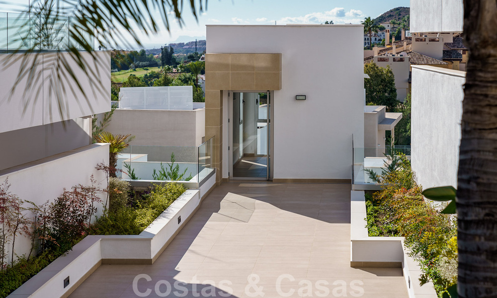 Penthouse contemporain à vendre avec vue panoramique sur la vallée et la mer, dans le quartier exclusif de Benahavis - Marbella 39100
