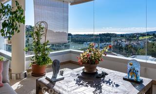 Penthouse contemporain à vendre avec vue panoramique sur la vallée et la mer, dans le quartier exclusif de Benahavis - Marbella 39103 