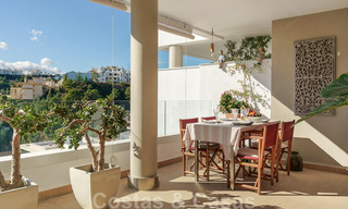 Penthouse contemporain à vendre avec vue panoramique sur la vallée et la mer, dans le quartier exclusif de Benahavis - Marbella 39104 