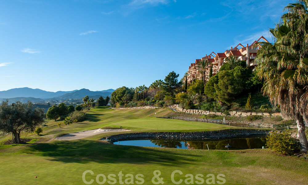 Vente d'un appartement spacieux avec vue panoramique sur la mer dans un resort de golf à Nueva Andalucia, Marbella 39670