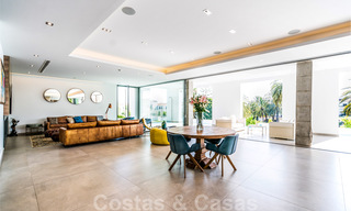 Villa de luxe ultramoderne à couper le souffle, à vendre avec vue panoramique sur la mer à Nueva Andalucia, Marbella, à distance de marche de Puerto Banus 39200 