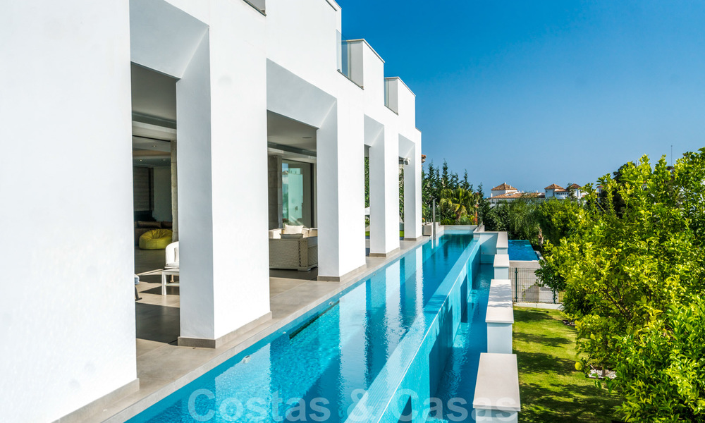 Villa de luxe ultramoderne à couper le souffle, à vendre avec vue panoramique sur la mer à Nueva Andalucia, Marbella, à distance de marche de Puerto Banus 39206