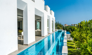 Villa de luxe ultramoderne à couper le souffle, à vendre avec vue panoramique sur la mer à Nueva Andalucia, Marbella, à distance de marche de Puerto Banus 39206 