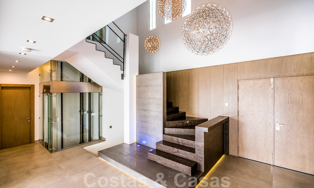 Villa de luxe ultramoderne à couper le souffle, à vendre avec vue panoramique sur la mer à Nueva Andalucia, Marbella, à distance de marche de Puerto Banus 39208