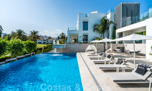 Villa de luxe ultramoderne à couper le souffle, à vendre avec vue panoramique sur la mer à Nueva Andalucia, Marbella, à distance de marche de Puerto Banus 39210