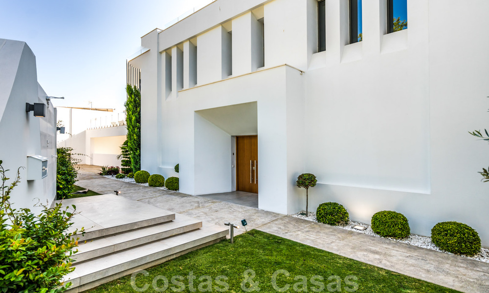 Villa de luxe ultramoderne à couper le souffle, à vendre avec vue panoramique sur la mer à Nueva Andalucia, Marbella, à distance de marche de Puerto Banus 39211