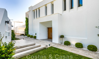 Villa de luxe ultramoderne à couper le souffle, à vendre avec vue panoramique sur la mer à Nueva Andalucia, Marbella, à distance de marche de Puerto Banus 39211 