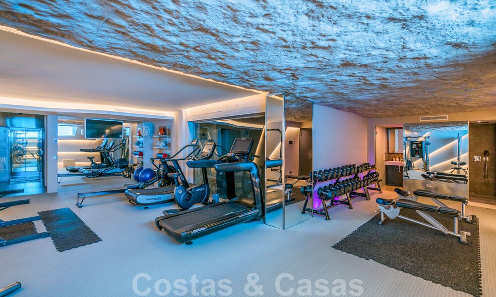 Villa de luxe ultramoderne à couper le souffle, à vendre avec vue panoramique sur la mer à Nueva Andalucia, Marbella, à distance de marche de Puerto Banus 39215