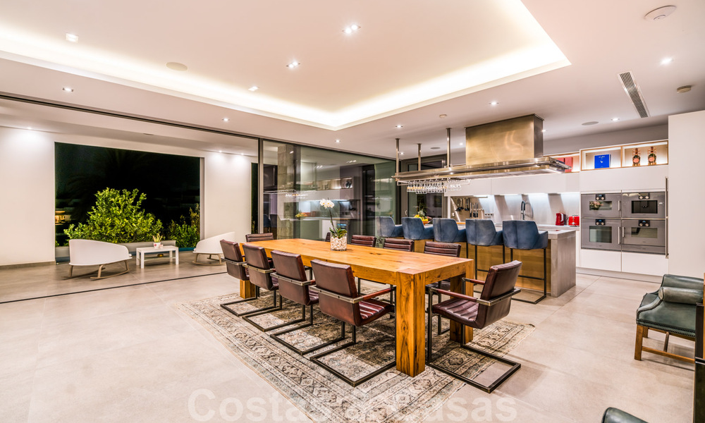 Villa de luxe ultramoderne à couper le souffle, à vendre avec vue panoramique sur la mer à Nueva Andalucia, Marbella, à distance de marche de Puerto Banus 39230