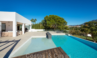 Villa contemporaine de luxe à vendre, en première ligne du resort de golf Las Brisas, avec vue imprenable à Nueva Andalucia, Marbella 39246 