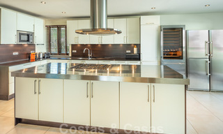 Villa contemporaine de luxe à vendre, en première ligne du resort de golf Las Brisas, avec vue imprenable à Nueva Andalucia, Marbella 39251 
