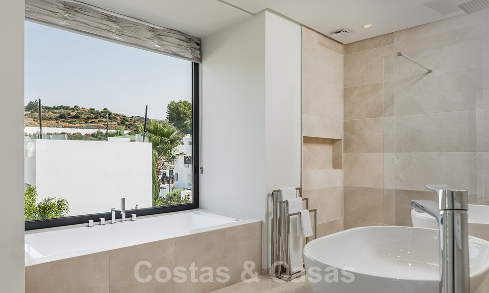 Villa de luxe moderne à vendre dans une communauté sécurisée à Nueva Andalucia, Marbella 39383