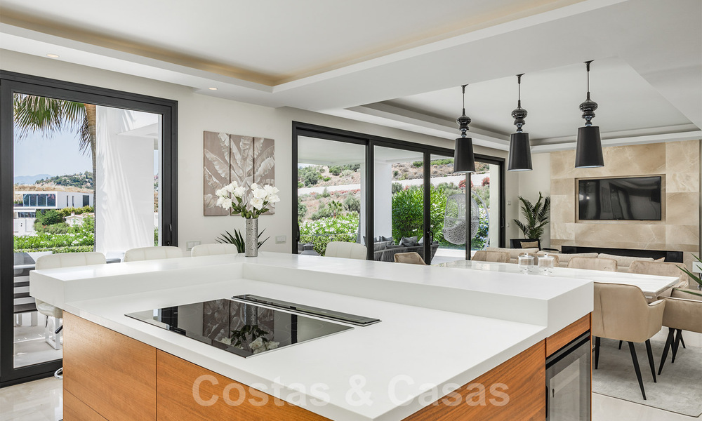 Villa de luxe moderne à vendre dans une communauté sécurisée à Nueva Andalucia, Marbella 39403