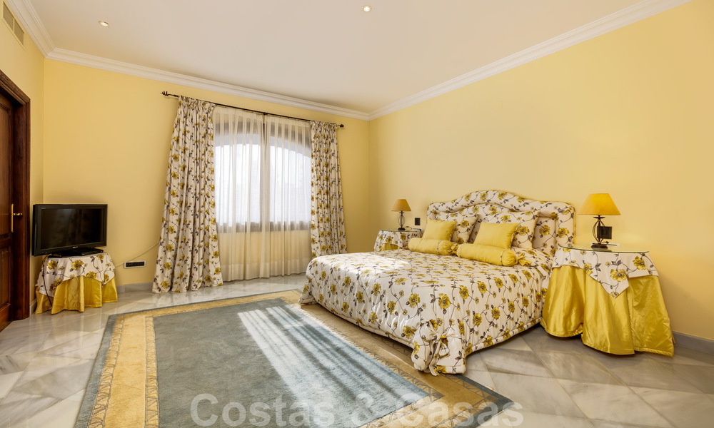 Villa de luxe de style méditerranéen à vendre à proximité de la plage, d’un terrain de golf et des commodités dans le prestigieux quartier de Guadalmina Baja à Marbella 39550