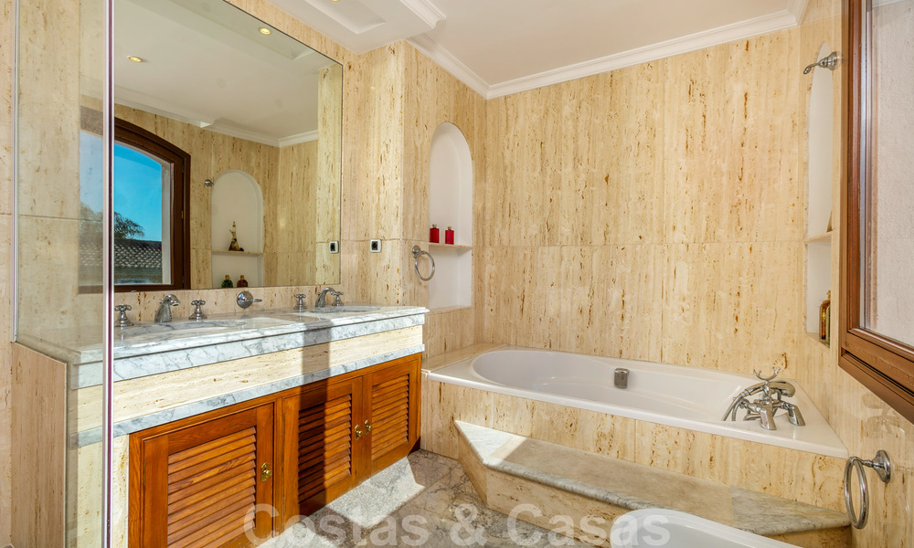 Villa de luxe de style méditerranéen à vendre à proximité de la plage, d’un terrain de golf et des commodités dans le prestigieux quartier de Guadalmina Baja à Marbella 39552