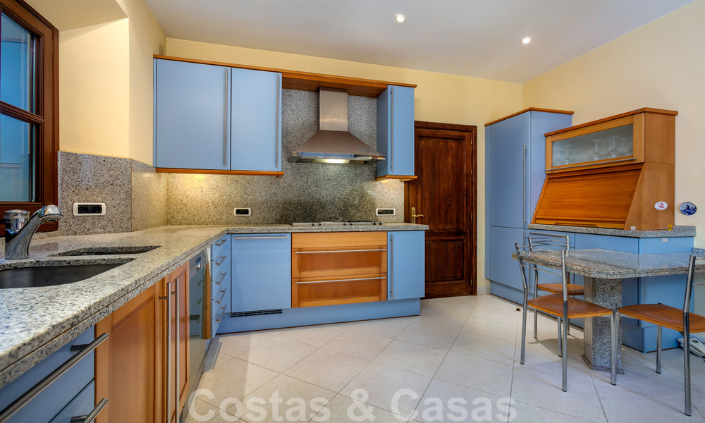 Villa de luxe de style méditerranéen à vendre à proximité de la plage, d’un terrain de golf et des commodités dans le prestigieux quartier de Guadalmina Baja à Marbella 39570