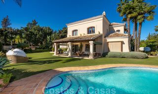 Villa de luxe de style méditerranéen à vendre à proximité de la plage, d’un terrain de golf et des commodités dans le prestigieux quartier de Guadalmina Baja à Marbella 39579 