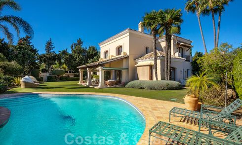 Villa de luxe de style méditerranéen à vendre à proximité de la plage, d’un terrain de golf et des commodités dans le prestigieux quartier de Guadalmina Baja à Marbella 39580