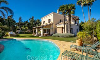 Villa de luxe de style méditerranéen à vendre à proximité de la plage, d’un terrain de golf et des commodités dans le prestigieux quartier de Guadalmina Baja à Marbella 39580 