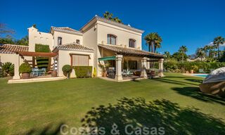 Villa de luxe de style méditerranéen à vendre à proximité de la plage, d’un terrain de golf et des commodités dans le prestigieux quartier de Guadalmina Baja à Marbella 39581 
