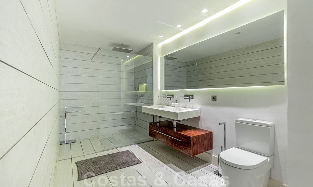 Appartement contemporain rénové en première ligne de la plage à vendre à Gray D'Albion à Puerto Banus, Marbella 39763