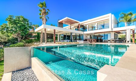 Villa d'architecture moderne avec vue panoramique sur la mer à vendre dans un complexe de golf 5 étoiles à Marbella – Benahavis 791725