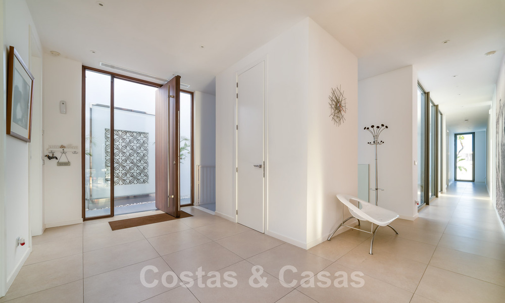 Spacieuse villa architecturale à vendre avec vue spectaculaire sur la mer dans une communauté privée de Benahavis - Marbella 39929